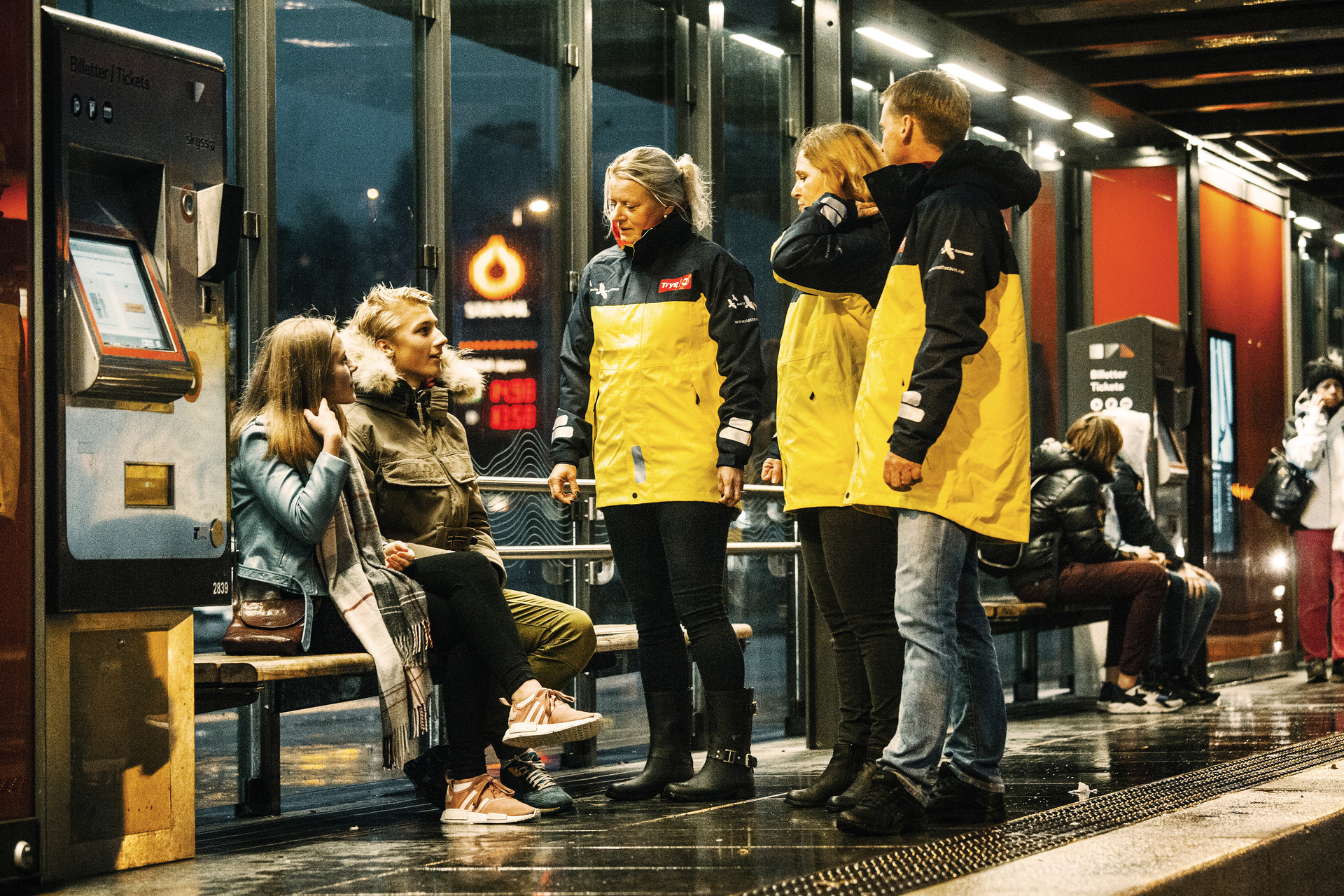Personer som går ved bybanen